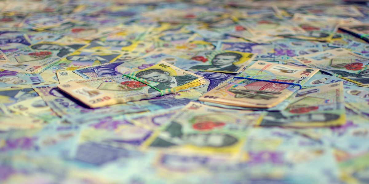 Românii, din nou la cravată cu statul: dobânzi de până la X%