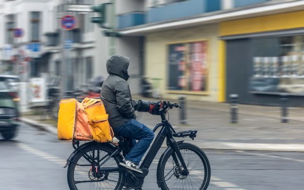 Curieri nepalezi la 40°C: Medicul explică enigma gecilor