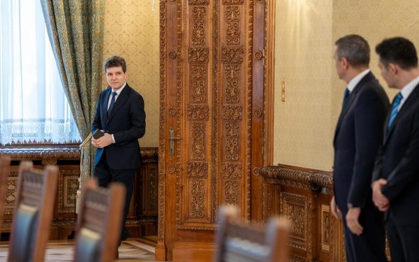 Partidele de centru blocate în disputa legii salarizării