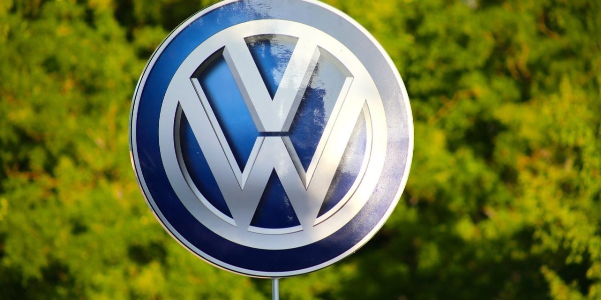 Șeful VW huiduit la fabrică, 10.000 de angajați furioși de amenințarea concedierilor