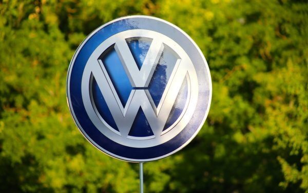 Șeful VW huiduit la fabrică, 10.000 de angajați furioși de amenințarea concedierilor
