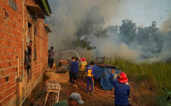 Indonezia: Scoli închise, pompieri în lupta cu focul forestier