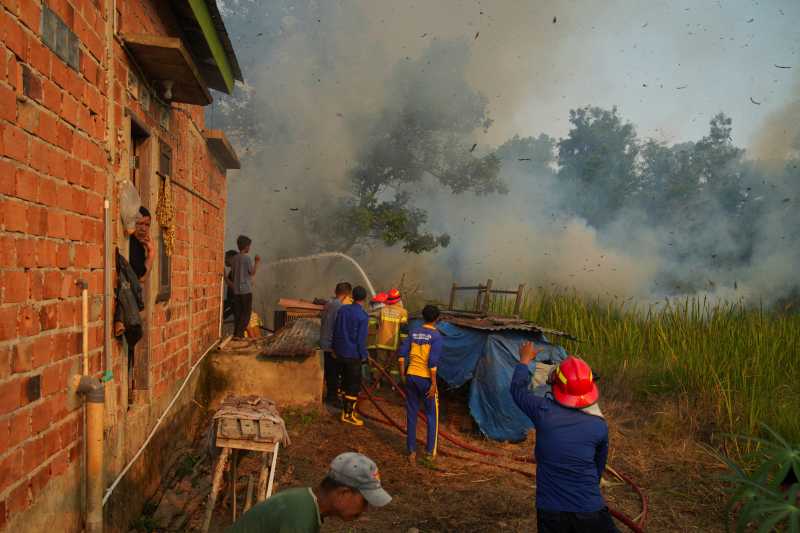 Indonezia: Scoli închise, pompieri în lupta cu focul forestier