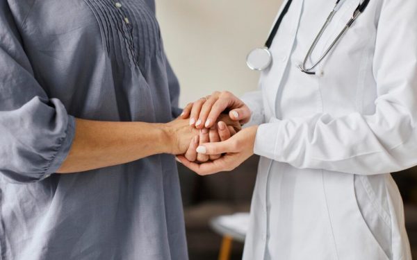 Semnele ignorate ce anunță cancerul: simptome banale