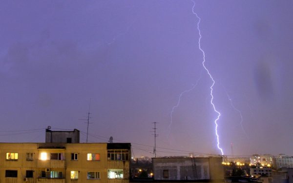 Furtuni puternice în Alba, Maramureș. ANM avertizează