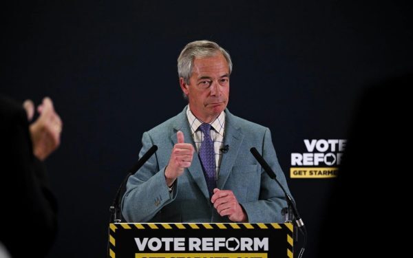 Farage, victorie în Anglia: coș de gunoi pe cap, adversar învins
