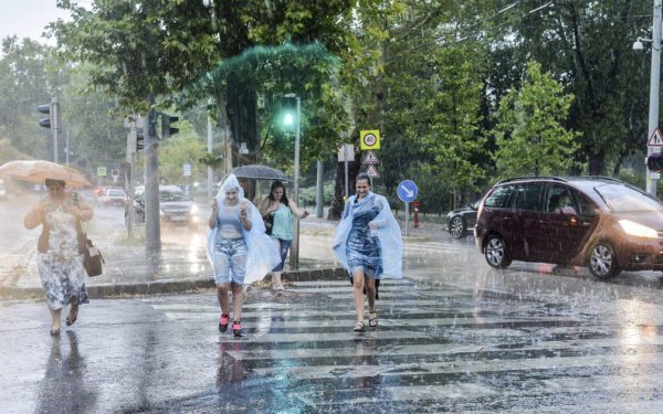 Furtună și grindină alungă căldura, dar răcirea nu durează