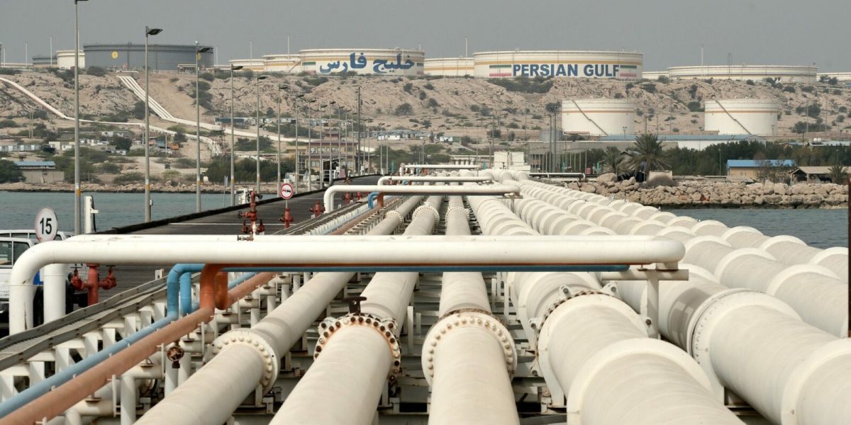 Ormuz și atacuri: Petrolul sare pe fondul tensiunilor regionale