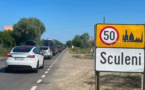 Frontiera Sculeni: Cozi imense spre România, poliția recomandă atenție