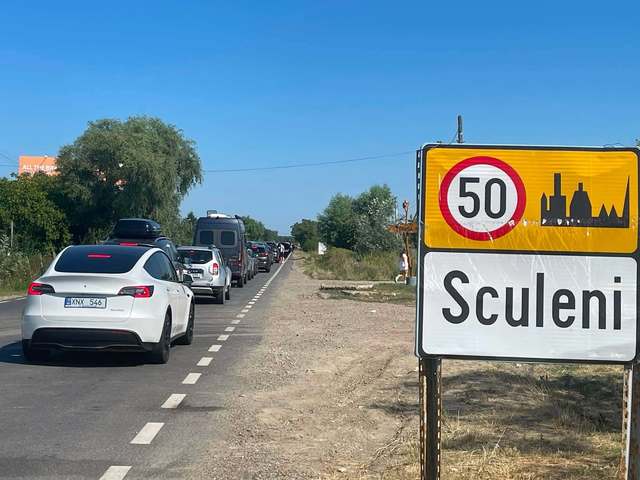 Frontiera Sculeni: Cozi imense spre România, poliția recomandă atenție