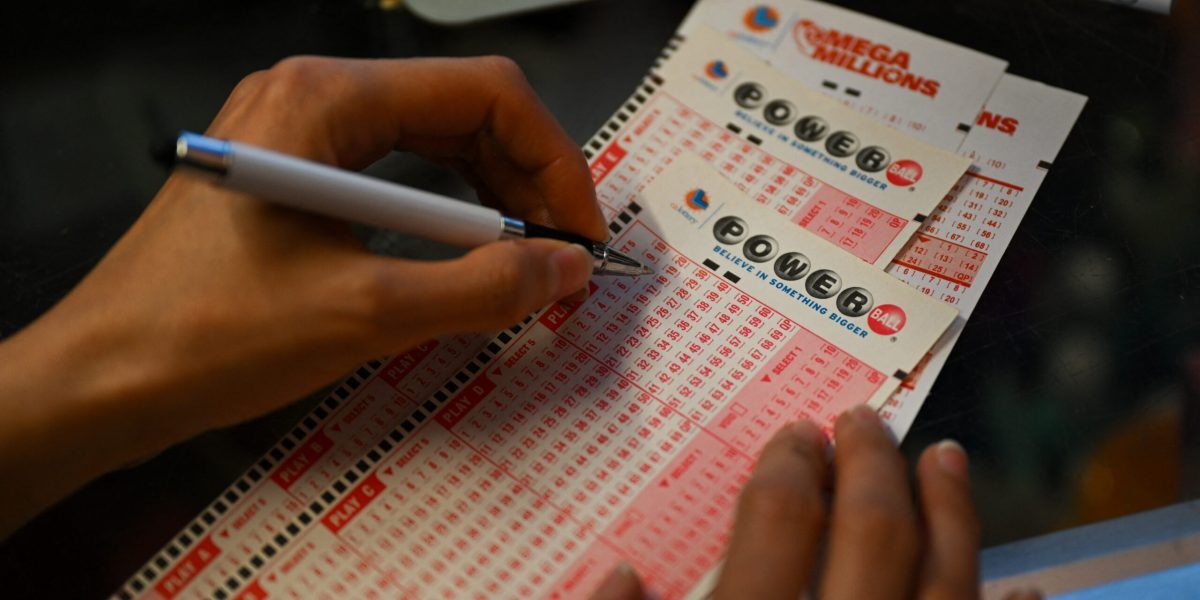 American, Miliardar la Loterie: Câți Bani Primesc Lunar Fără Să Muncească