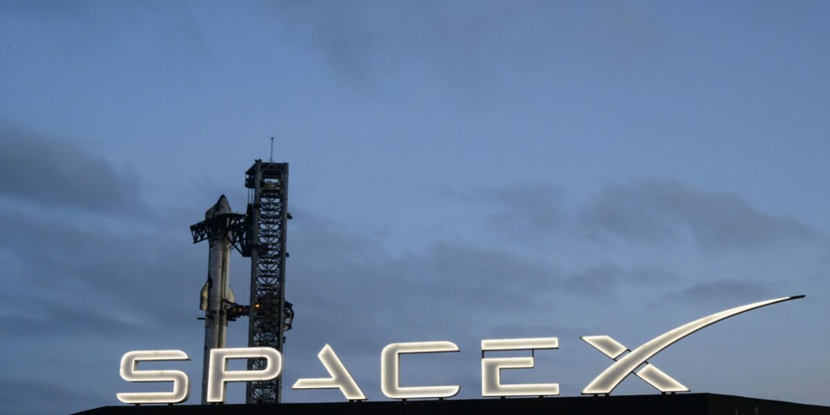Musk, fabrică uriașă de sateliți pe Lună