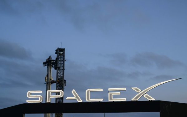 Musk, fabrică uriașă de sateliți pe Lună