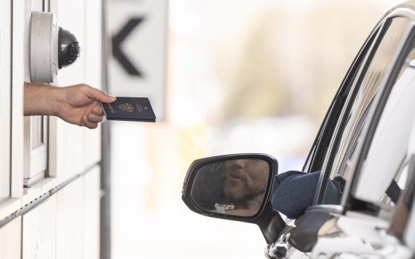 România pune bariere la graniță pentru țigările din Bulgaria