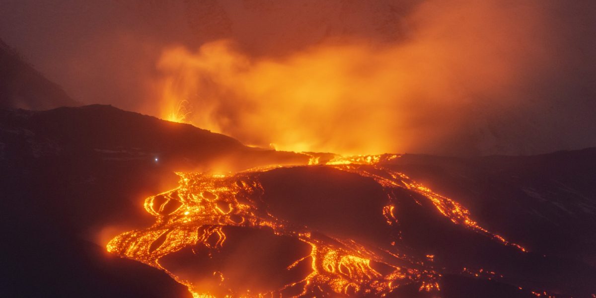 Etna blochează traficul aerian la Catania