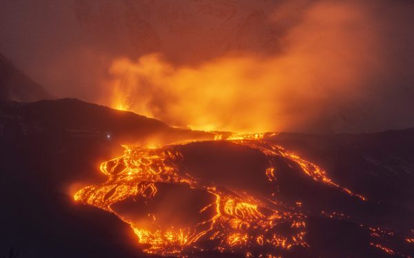 Etna blochează traficul aerian la Catania