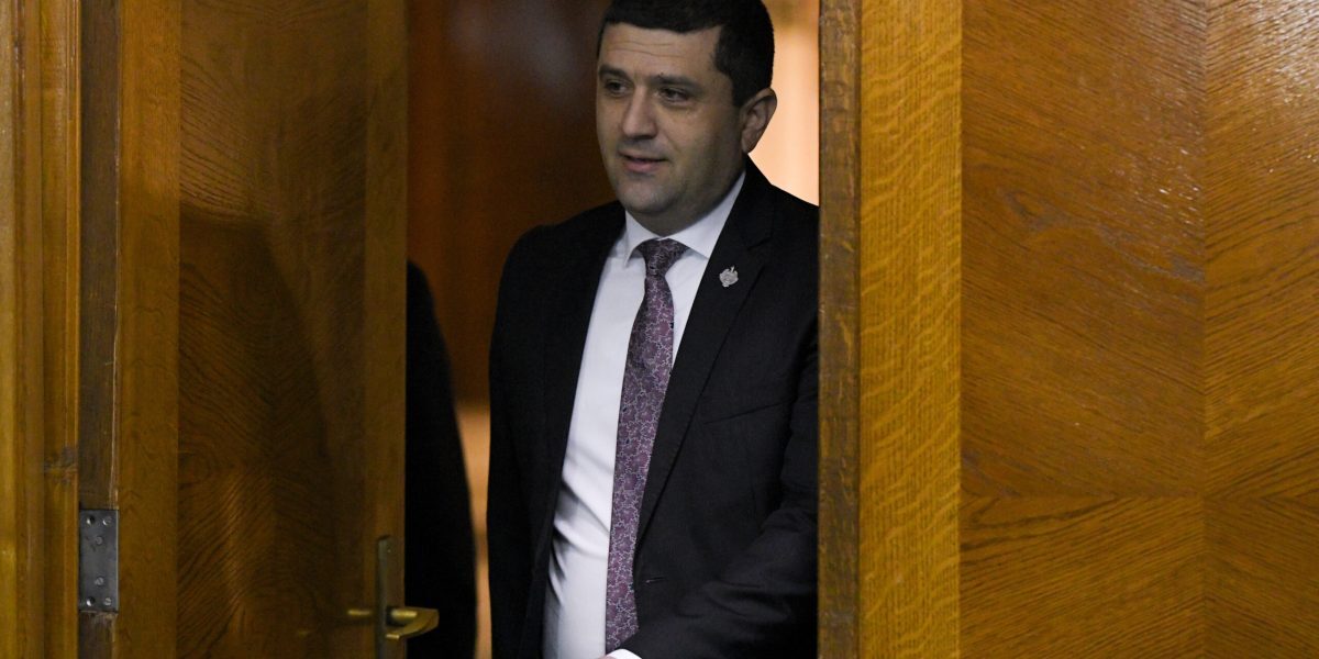 Premierul-stâlpe, miniștrii-valize. Miruță, pactul PSD