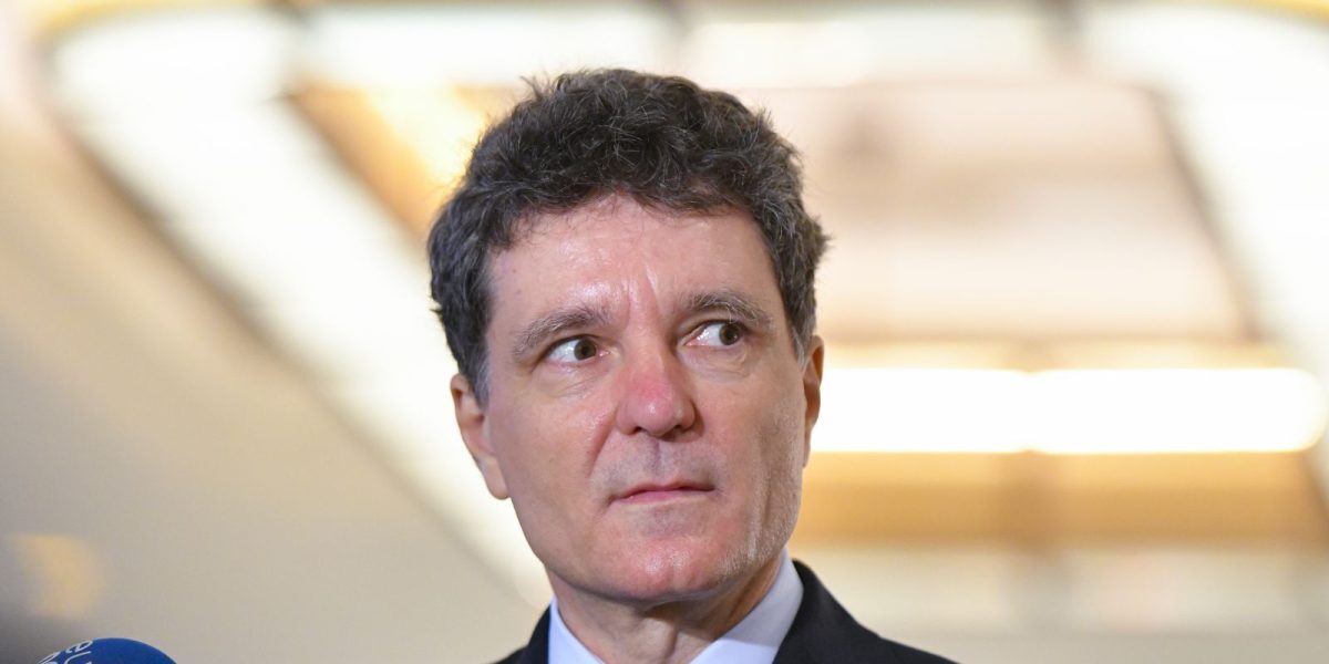 Nicuşor Dan dă ANI în judecată la CCR pentru avere