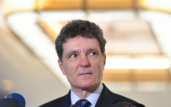 Nicuşor Dan dă ANI în judecată la CCR pentru avere
