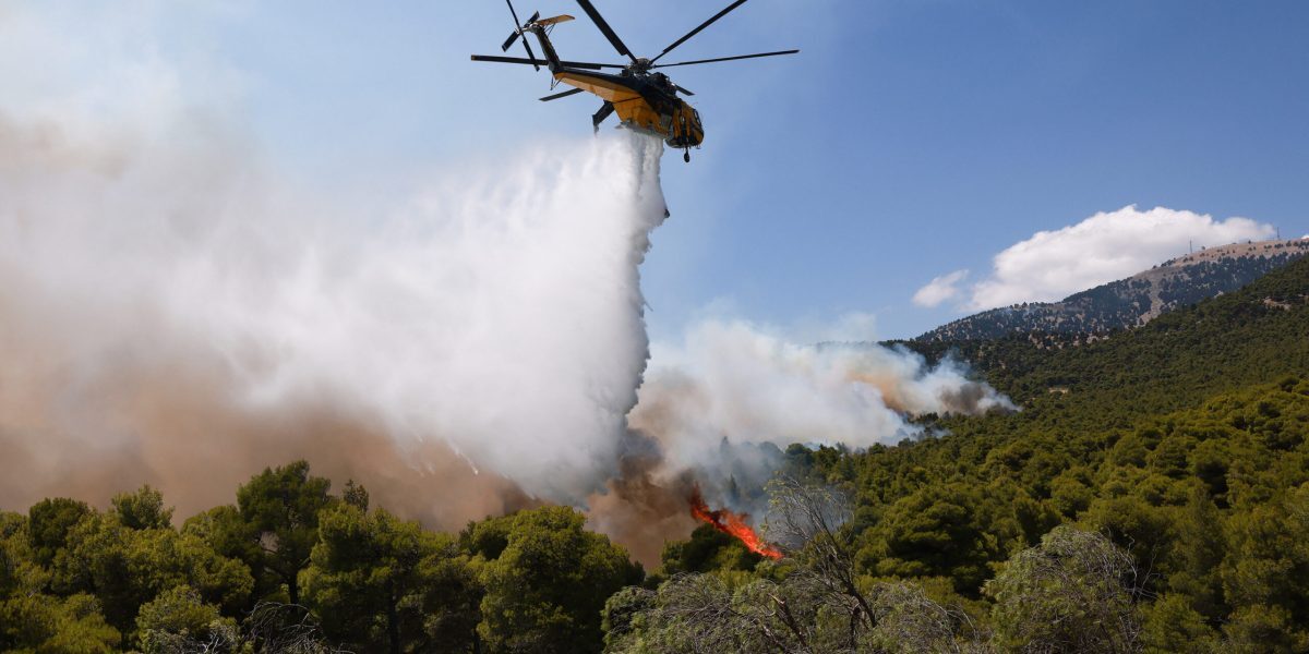 Elicopter de stingere a incendiilor s-a prăbușit, doi oameni la bord