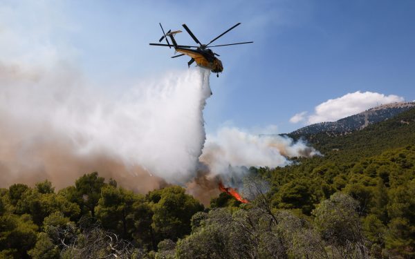 Elicopter de stingere a incendiilor s-a prăbușit, doi oameni la bord