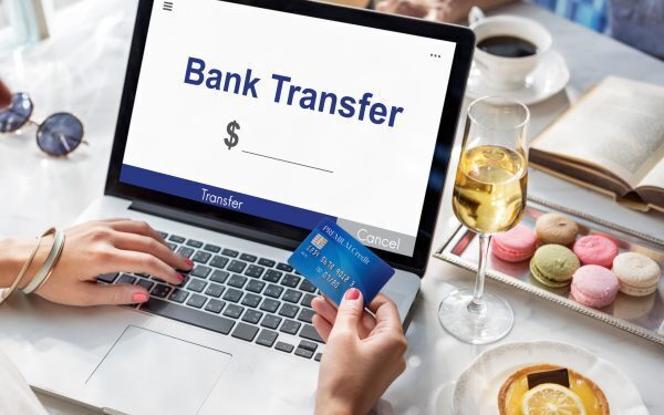 Transfer blocat la bancă: ce acte îți cer pentru bani