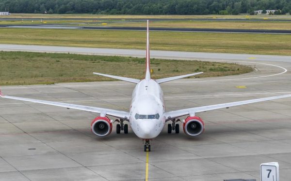 Avioane albe: De ce costă mai puțin și cât profit aduc