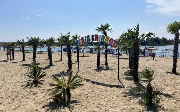 România are Spania ei: Plajă cu palmieri, departe de mare, atrage turiști