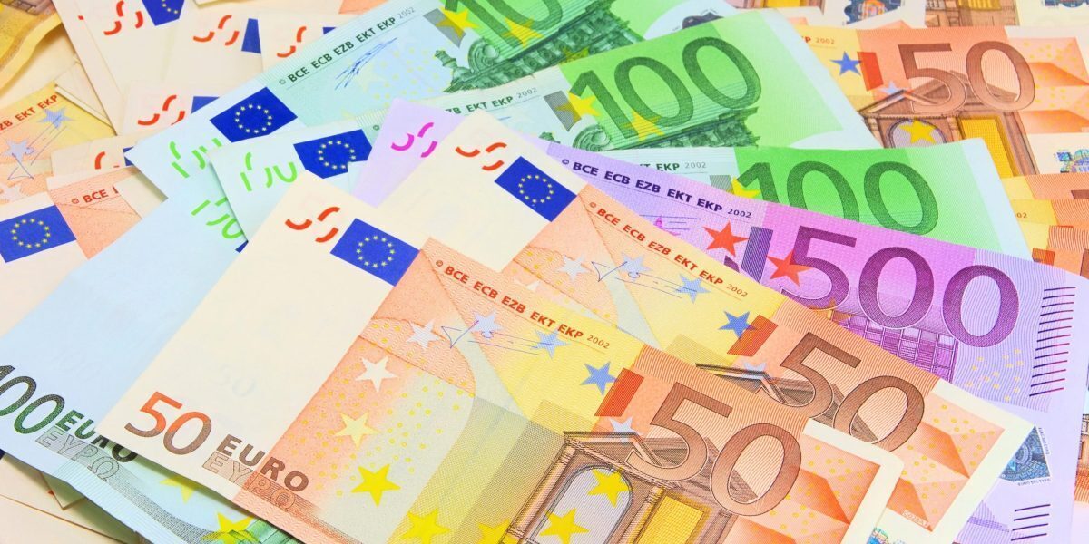 Europenii redescoperă banii cash: De ce cash-ul revine în portofele