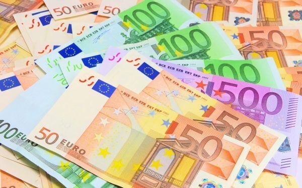 Europenii redescoperă banii cash: De ce cash-ul revine în portofele