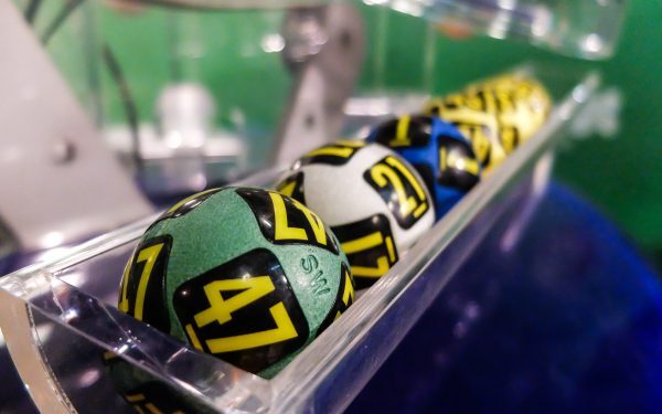 Loto 6/49: Numerele extrase joi la 6 jocuri