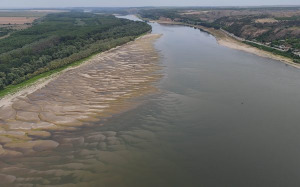 Încă o amânare pentru scufundarea barjelor pe Brațul Bala