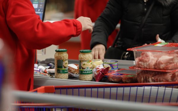 Românii strâng cureaua: Cumpărăturile scad drastic