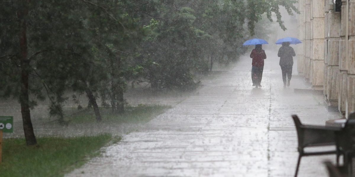 Furtuni și caniculă: Jumătate de țară sub cod galben până mâine