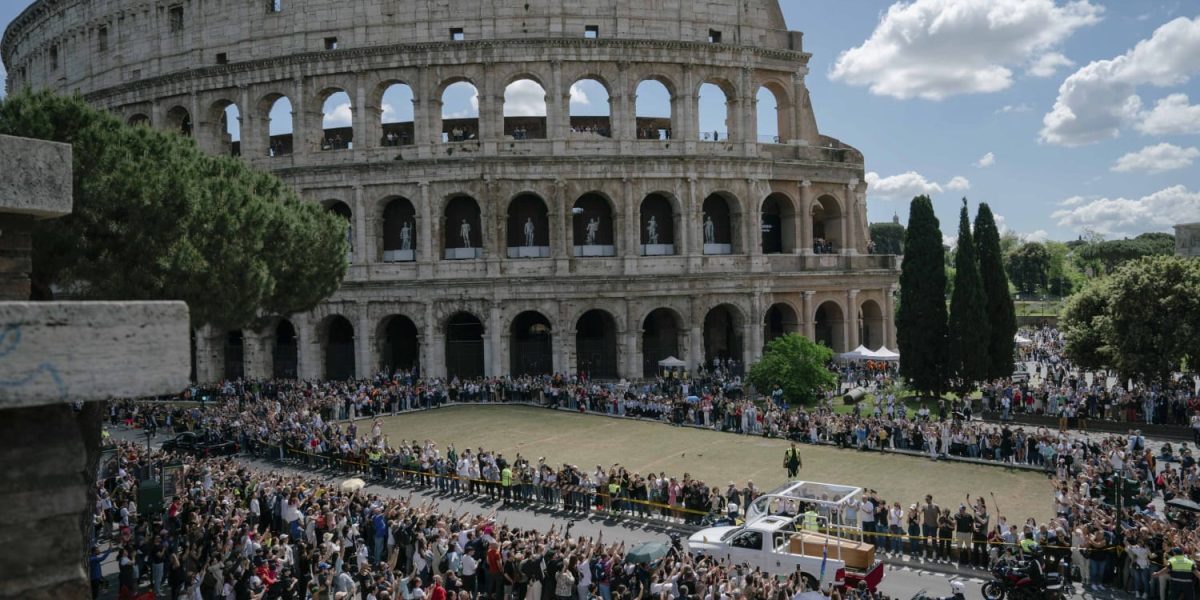 Colosseumul se aprinde pe timp de noapte, extensie program