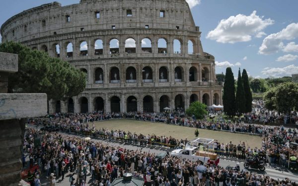 Colosseumul se aprinde pe timp de noapte, extensie program