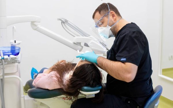 Frica de dentist te scapă de bani. Află cum și de ce