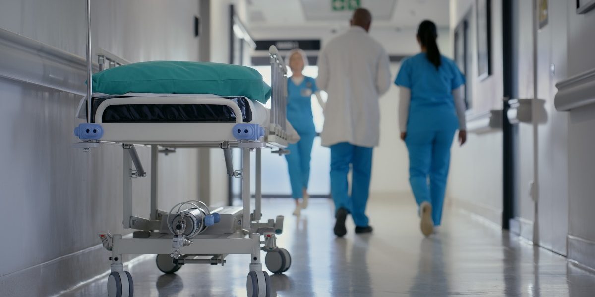 Slatina: Infirmieră bătută în spital de pacientă și soțul ei. Anchetă DNA