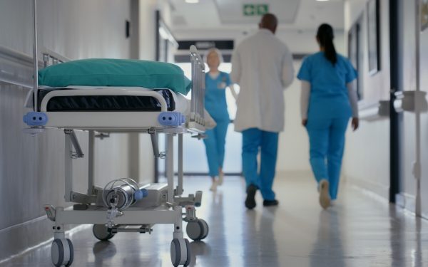 Slatina: Infirmieră bătută în spital de pacientă și soțul ei. Anchetă DNA
