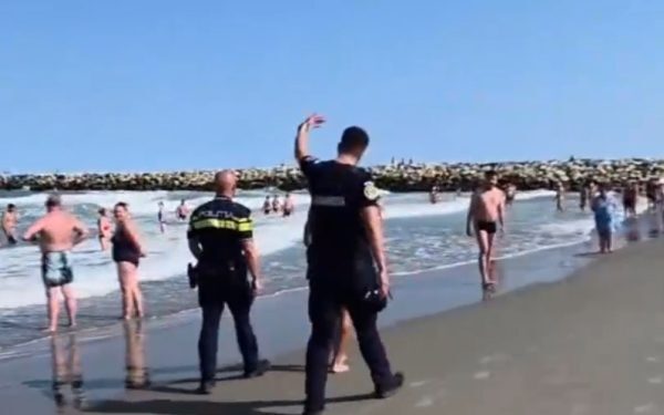 Plaja în Alertă: Turiști Ignoră Steagul Roșu, Intervenție pe Litoral
