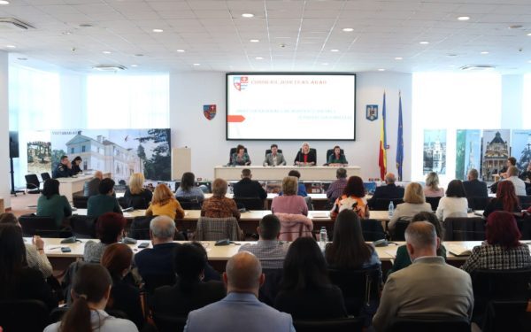 Arad: Opt consilieri pleacă din funcție din cauza incompatibilității