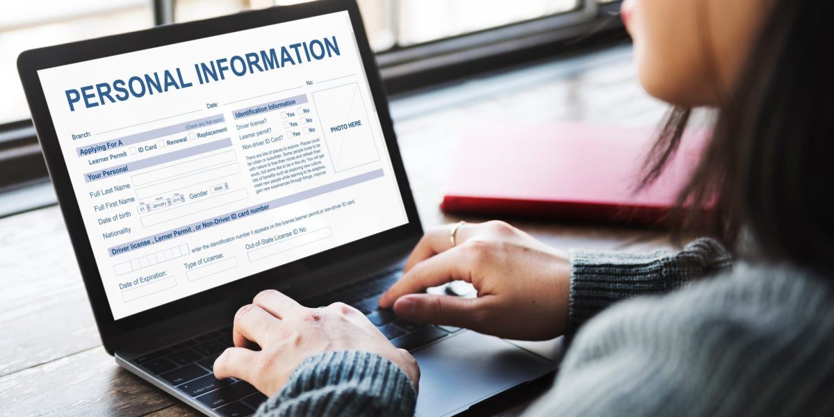 Laptopul de serviciu: Mesaje private? Ce vede șeful