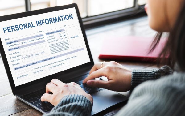Laptopul de serviciu: Mesaje private? Ce vede șeful