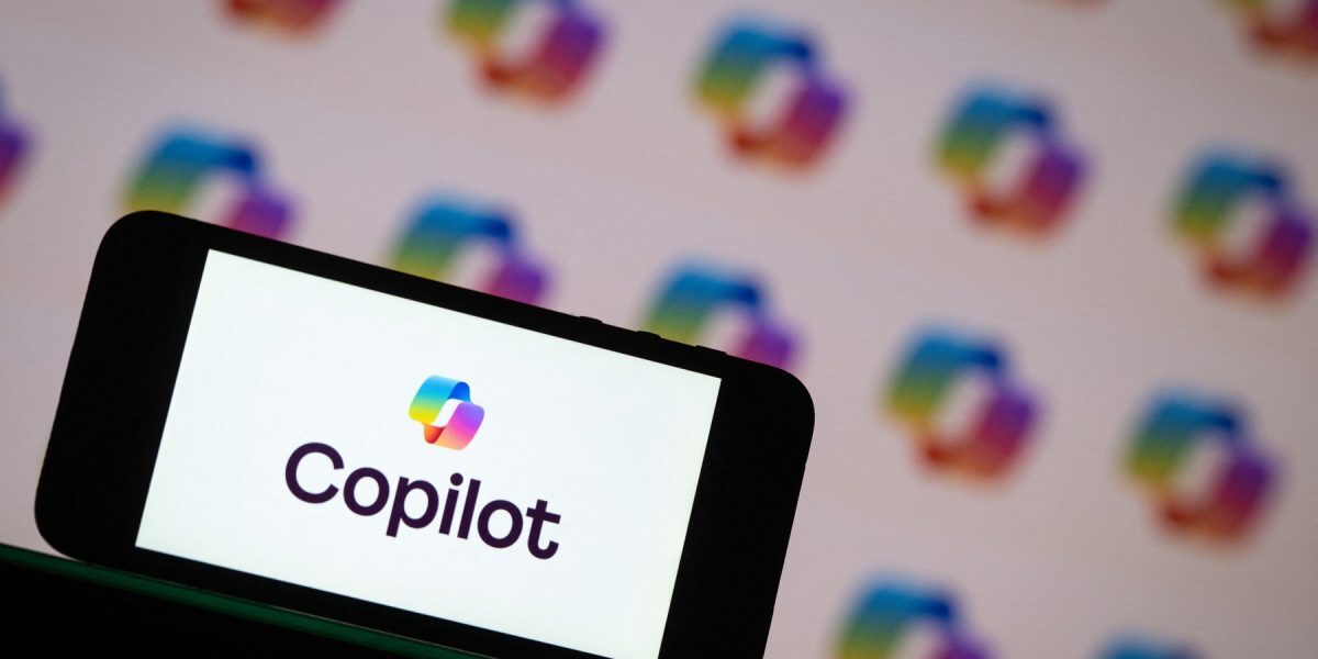 Microsoft Copilot, nou buton AI în Outlook, greu de ignorat