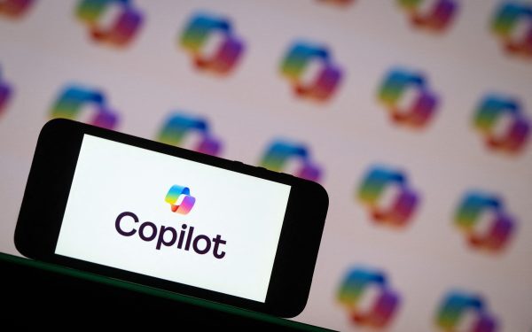 Microsoft Copilot, nou buton AI în Outlook, greu de ignorat