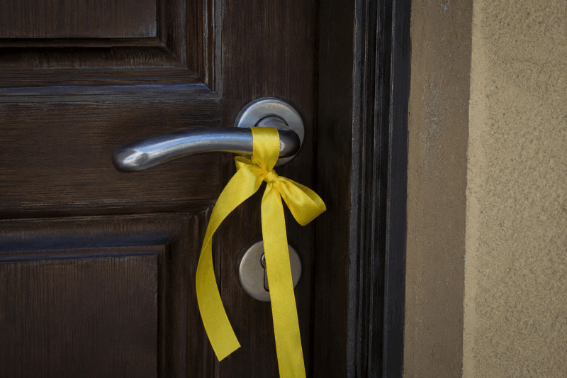 Panglica galbenă la ușă: Ce mesaj transmit proprietarii