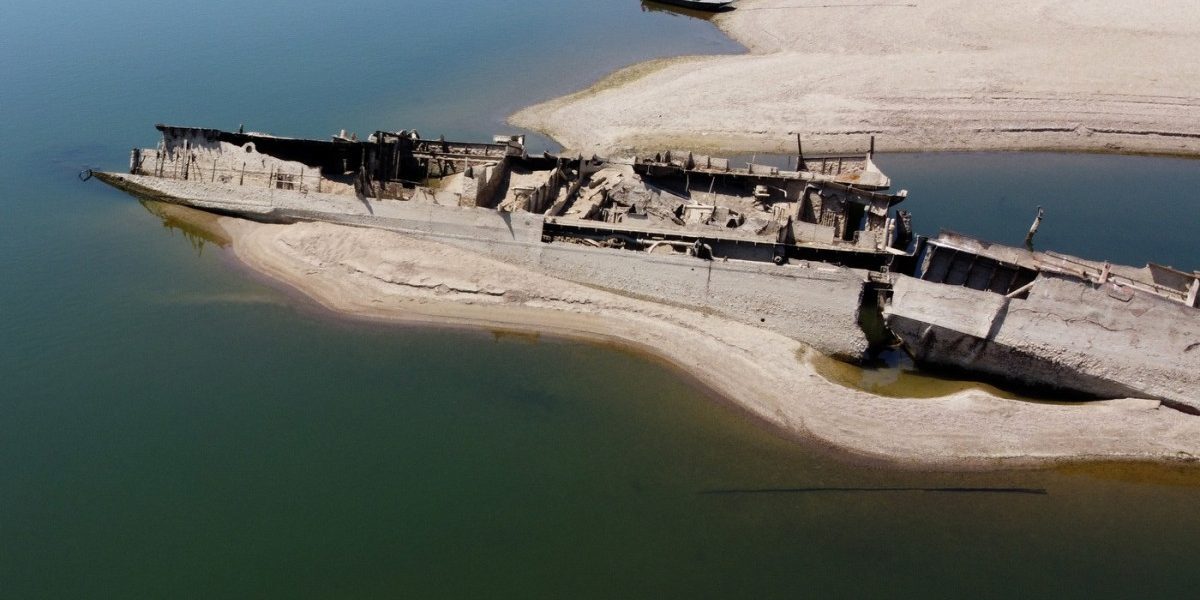 Dunărea scade: Nazi-nave de război ies la suprafață