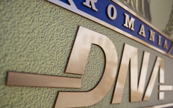 Trei directori din armament, arest la domiciliu. Sute de mii de euro găsiți