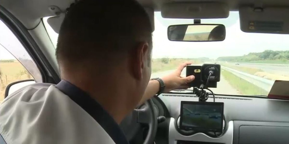 Șofer prins la 172 km/h: Tată mușcat de câine, polițiști uimiți
