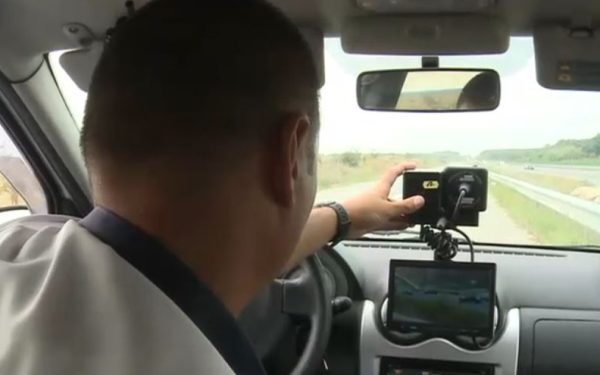 Șofer prins la 172 km/h: Tată mușcat de câine, polițiști uimiți
